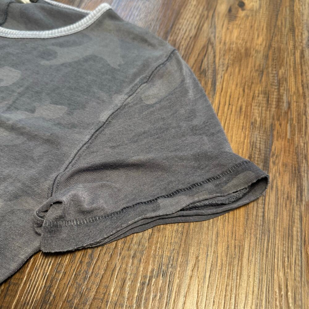Free People We the Free XS distressed soft gray camo t shirt split hem - Picture 3 of 12